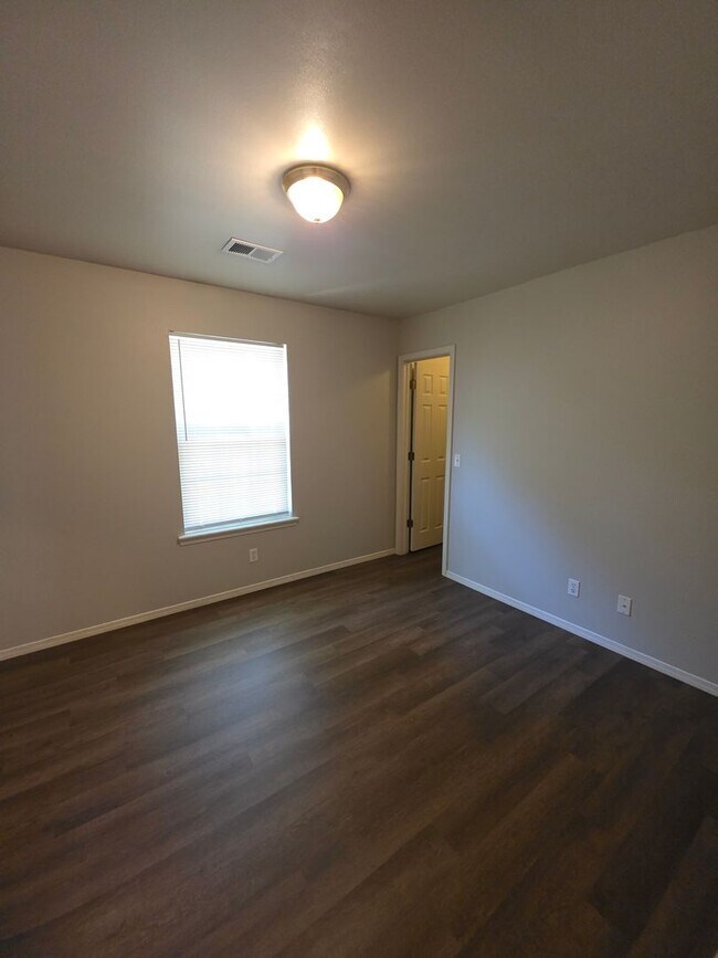 Building Photo - 106 Willow Creek Dr