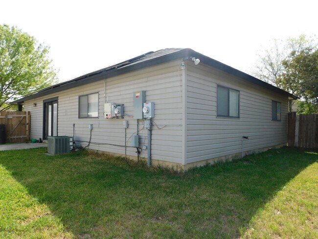 Building Photo - Creekside