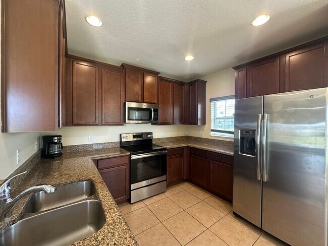 Building Photo - 172 Primrose Dr