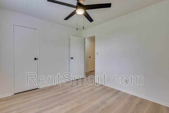 Building Photo - 4315 Parkwood Dr