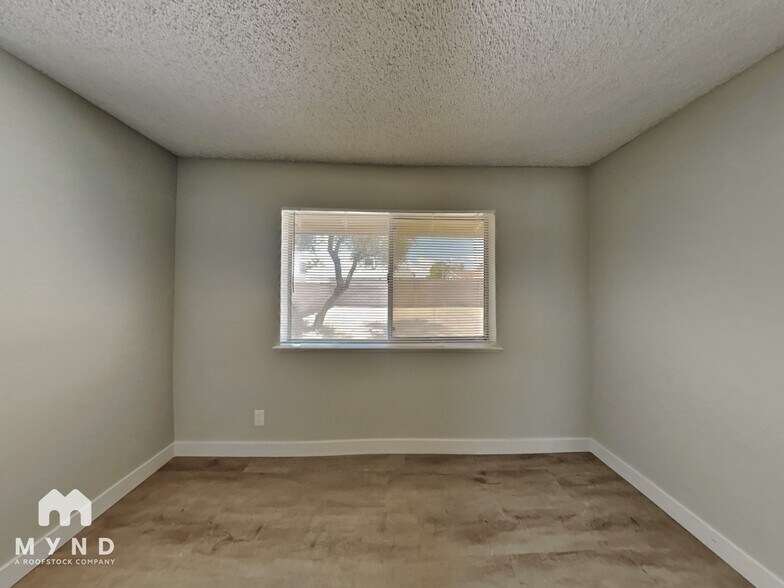 Building Photo - 5817 W Robin Ln