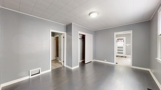 Building Photo - ** AVAILABLE OCTOBER 2025 *** Old Brooklyn...