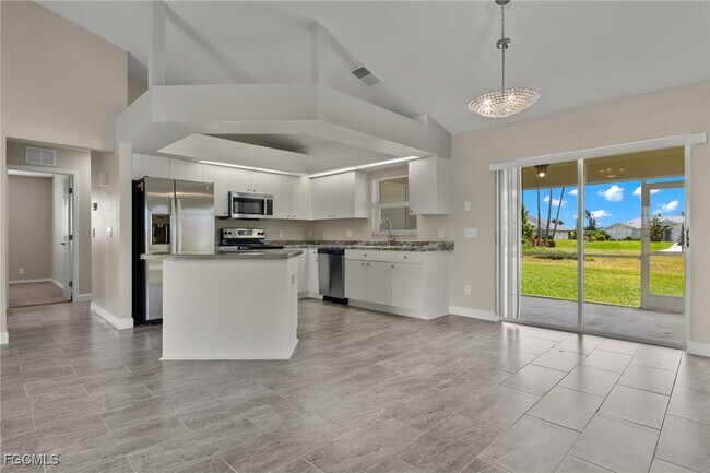 Building Photo - 3919 SW 14th Ave