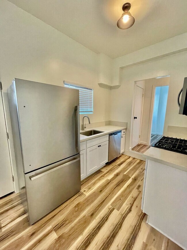 Building Photo - 2 bedroom/1 Bathroom - Isla Vista