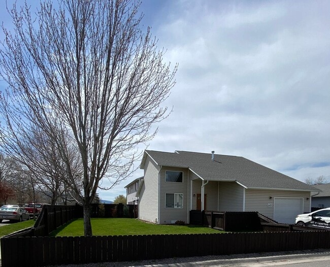 Building Photo - 3 Bed - 2 Bath - Fenced Yard
