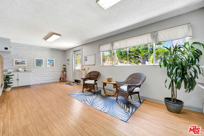 Building Photo - 3606 Vista Rey