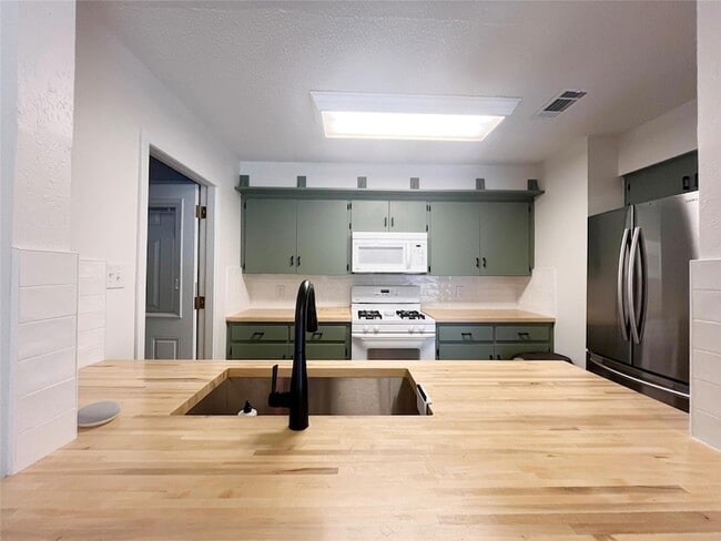 Building Photo - 8702 Dawnridge Cir