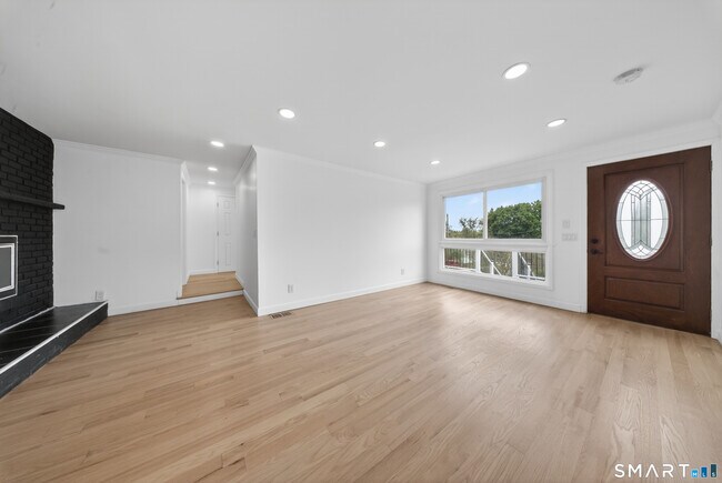 Building Photo - 207 Hillcrest Rd
