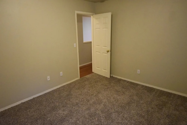 Building Photo - 13420 Des Moines Memorial Dr S