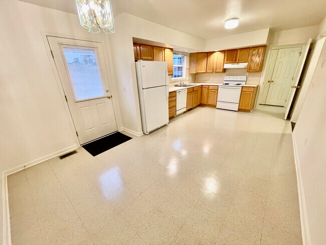 Kitchen - 212 Lester Ct