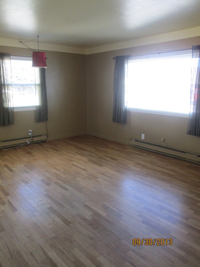 Building Photo - 2 bedroom home with great back yard!