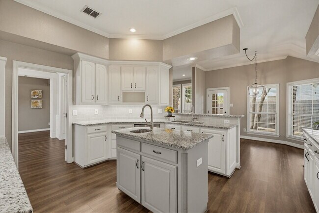 Building Photo - Perfect blend of comfort, style, and convenience.