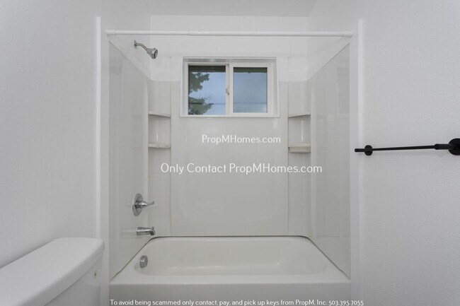 Building Photo - Oregon City Gem! Updated Upper-Level Unit ...