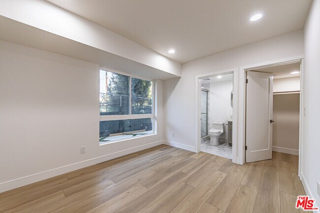 Building Photo - 5434 Romaine St