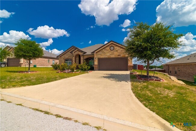 Building Photo - 2033 Catkins Ln