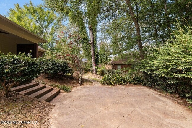 Building Photo - 102 Avery Forest