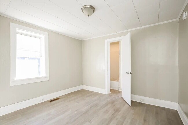 Building Photo - Charming 2-Bed, 1 Bath home with central HVAC and a Large Back yard!