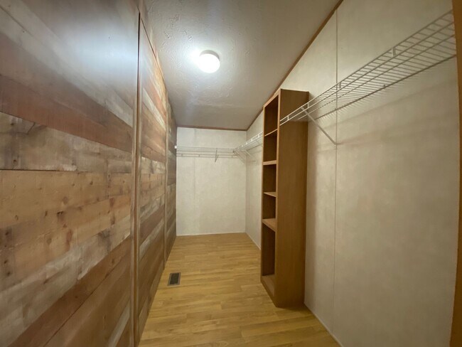 Building Photo - Great location on Monkey Island at Grand Lake!