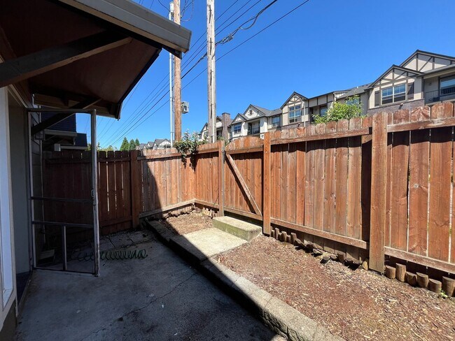 Building Photo - Beautiful 2Bd/2Ba Townhome in Notting Hill...