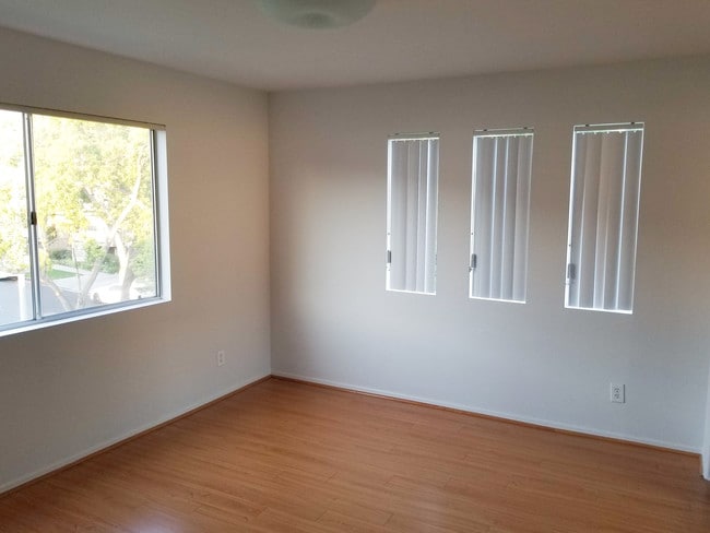 Bedroom - 613 E Verdugo Ave