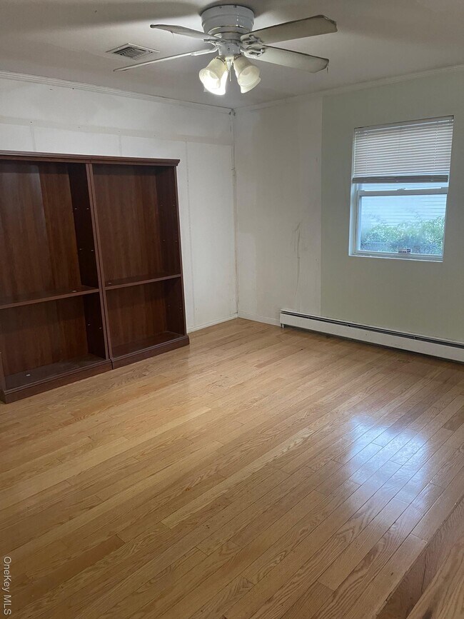 Building Photo - 185 E Parkview Dr