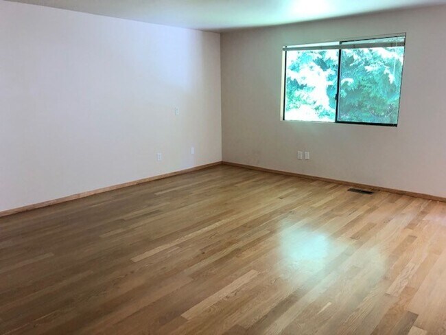 Building Photo - Beautiful 3 Bedroom 2 Bath Home in Mukilteo!