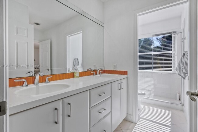 Building Photo - 926 Marina Dr