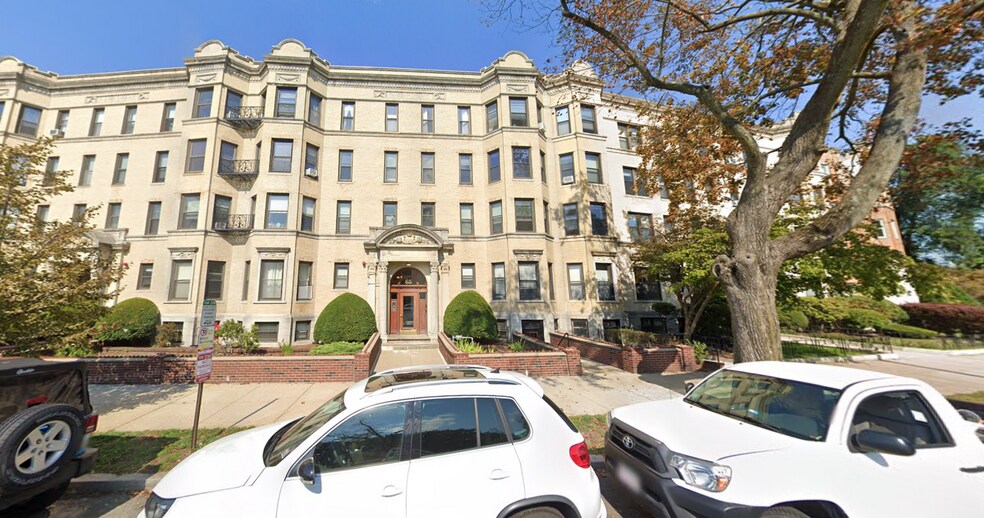 Building Photo - 61 Park Dr