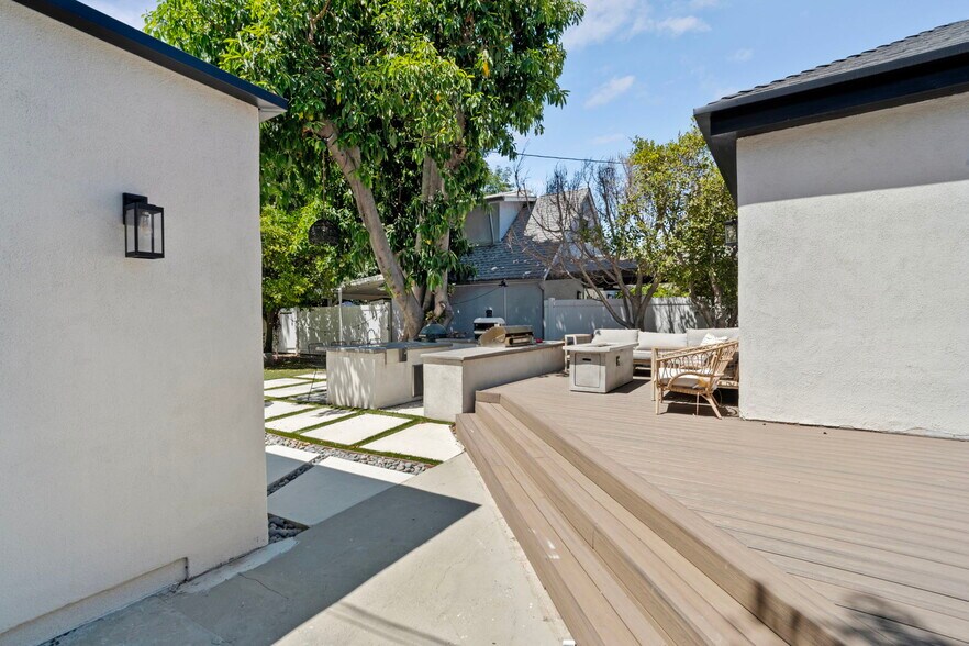 deck - 11038 Blix St