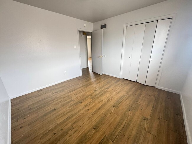 Building Photo - 611 Sunset Ln