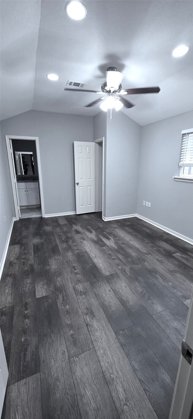 Building Photo - 2323 Tinechester Dr