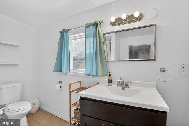 Building Photo - 1551 S Chadwick St