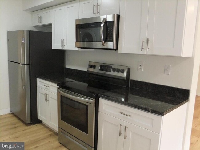 Building Photo - 1720 Oakwood Terrace