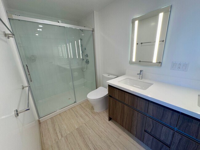 Building Photo - Brand new, high floor unit w/ All utilitie...