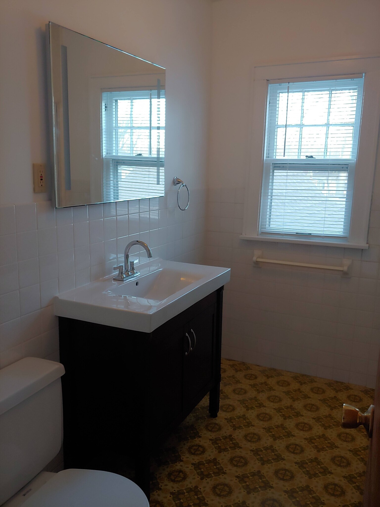 Bathroom - 704 S Broadway Ave