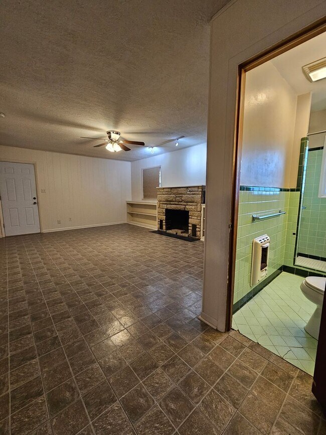 Building Photo - Move-In Special! 1/2 off 1st Month! (3) Bed/(2) Bath + (2) Living Areas Avail NOW! Mowing Included!