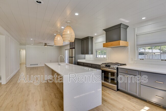 Building Photo - 3137 Edinburgh Dr