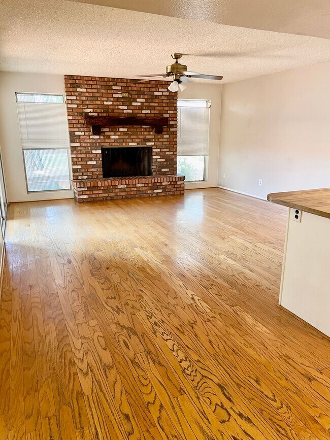 Building Photo - Fantastic 3 Bedroom/2 Bath Single Level Home & NO HOA!  Schedule a Showing Today!