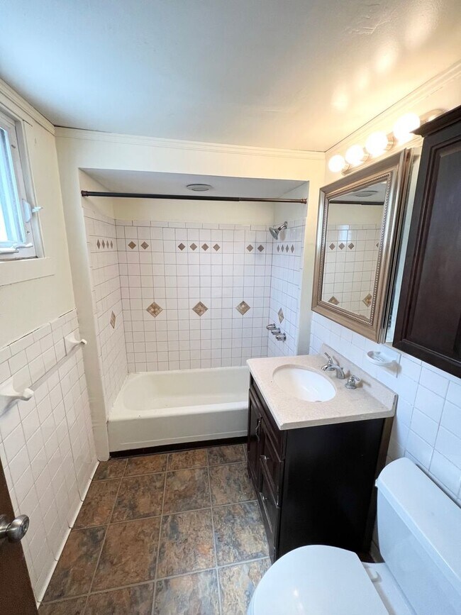 Building Photo - SPACIOUS 2 or 3 BEDROOM HOME IN THE HEART OF BLOOMFIELD!