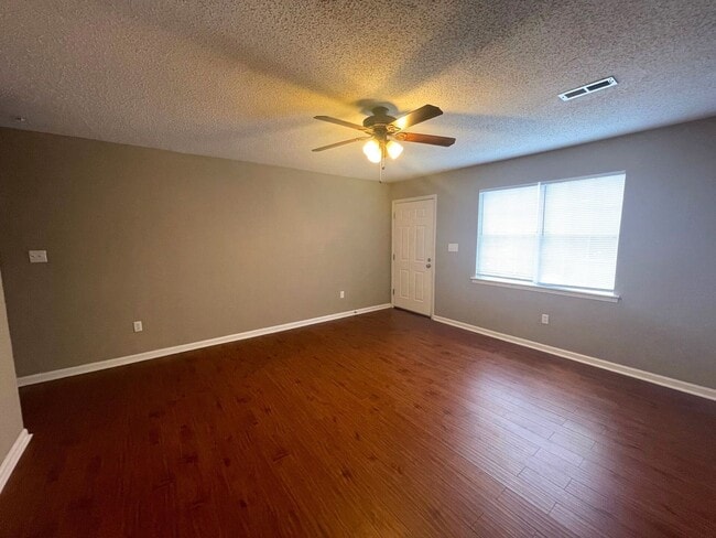 Building Photo - PRE-LEASING AUGUST 7TH, 2026!