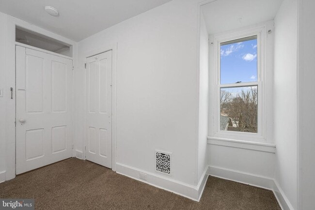 Building Photo - 305 S Main St