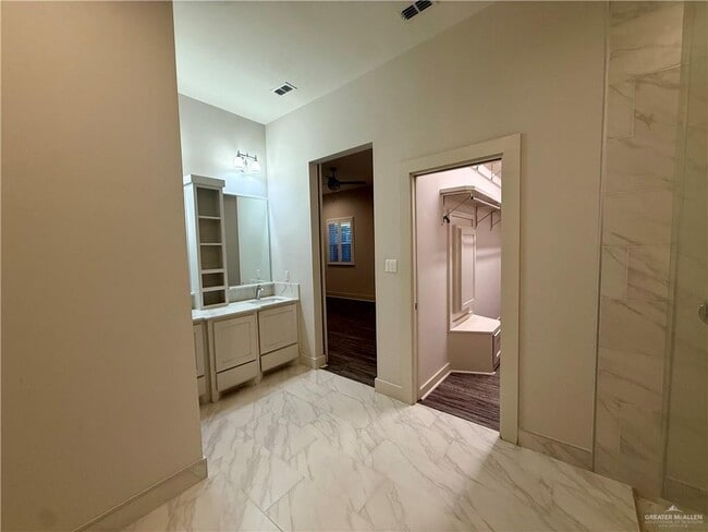 Building Photo - 25 Lago Washington