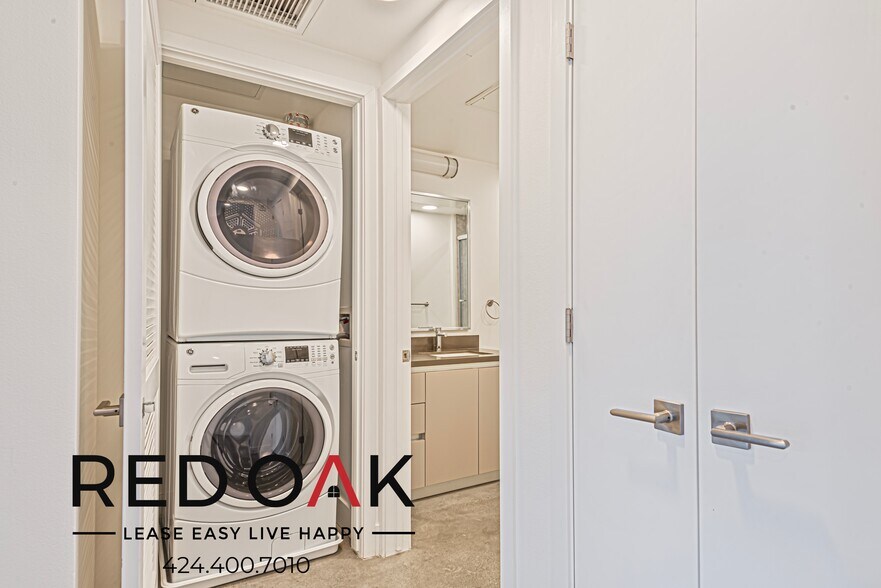 Building Photo - 453 S Kenmore Ave