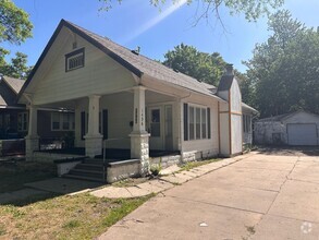 Building Photo - $995- 3 bed 2 bath - Single Family Home wi...