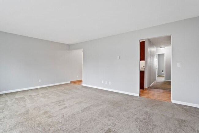 Building Photo - 2 bedroom 1 bath with washer/dryer include...