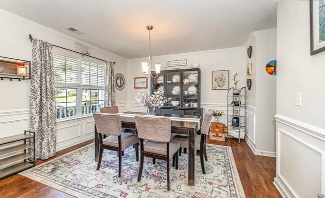 Building Photo - Beautifully 4-bedroom, 2.5-bathroom spacio...