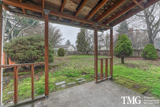 Building Photo - Wonderful 2 Story 3 Bed 2.5 Bath Home in Five Corners!