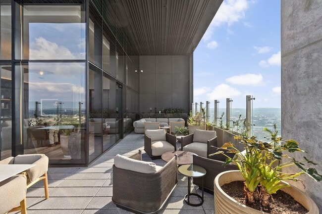 Building Photo - 610 Davis St