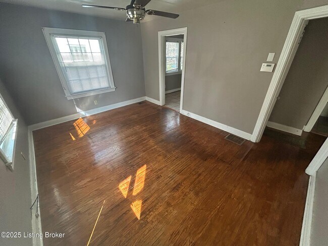 Building Photo - 735 Compton St