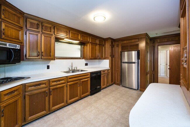Building Photo - "Charming 3-Bedroom Oasis with 2 Full Baths – Spacious 2,295 Sq Ft Home in Charlotte's Heart!"